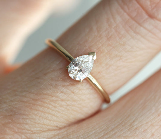 Pear Vhite Diamond Solitaire Prsten sa bezvremenskim dizajnom