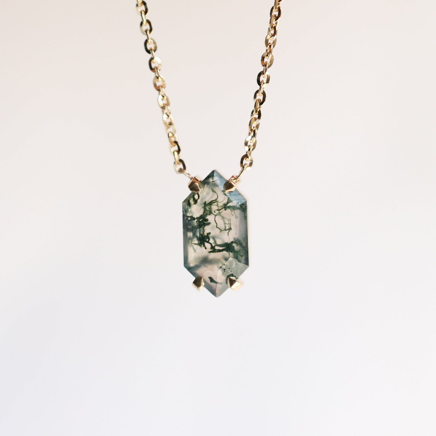 Zlatni lančić sa šestougaonim Moss Agate od Moss Agate