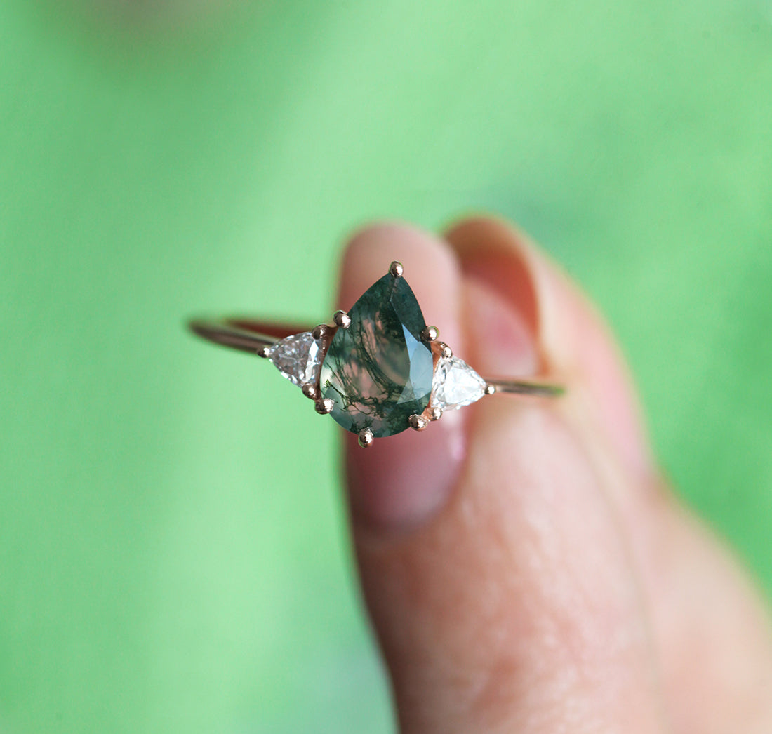 Prsten sa Moss Agate od zelene kruške sa okruglim belim dijamantima
