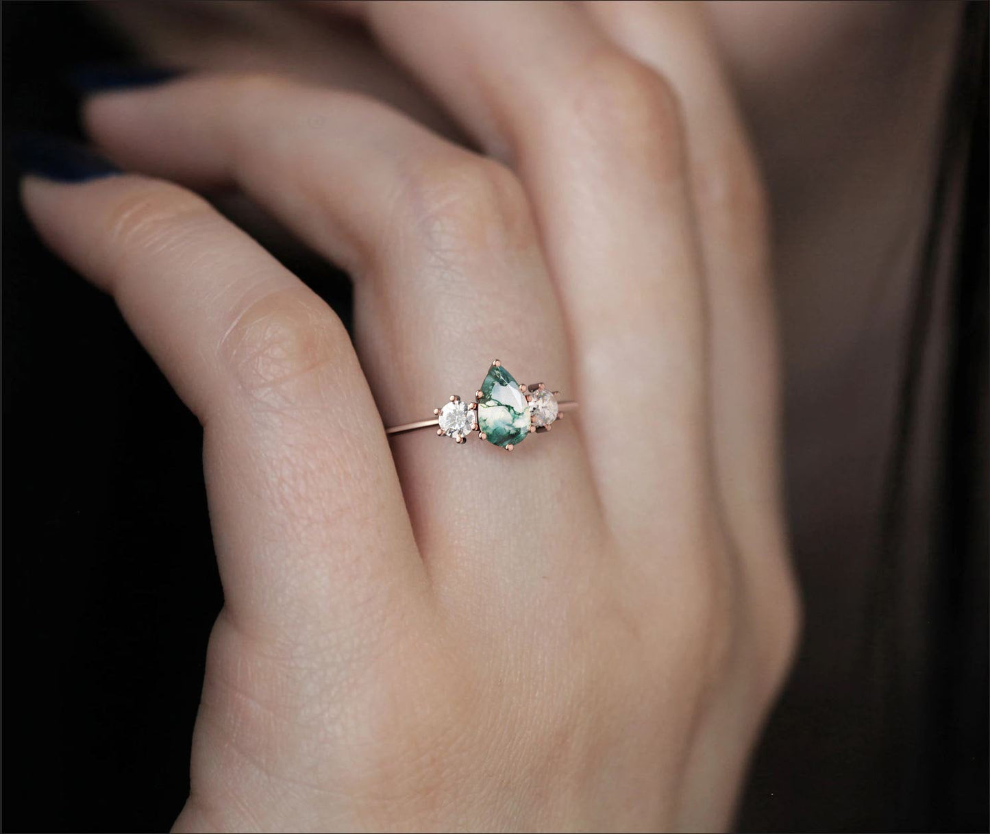 Prsten sa Moss Agate od zelene kruške sa okruglim belim dijamantima