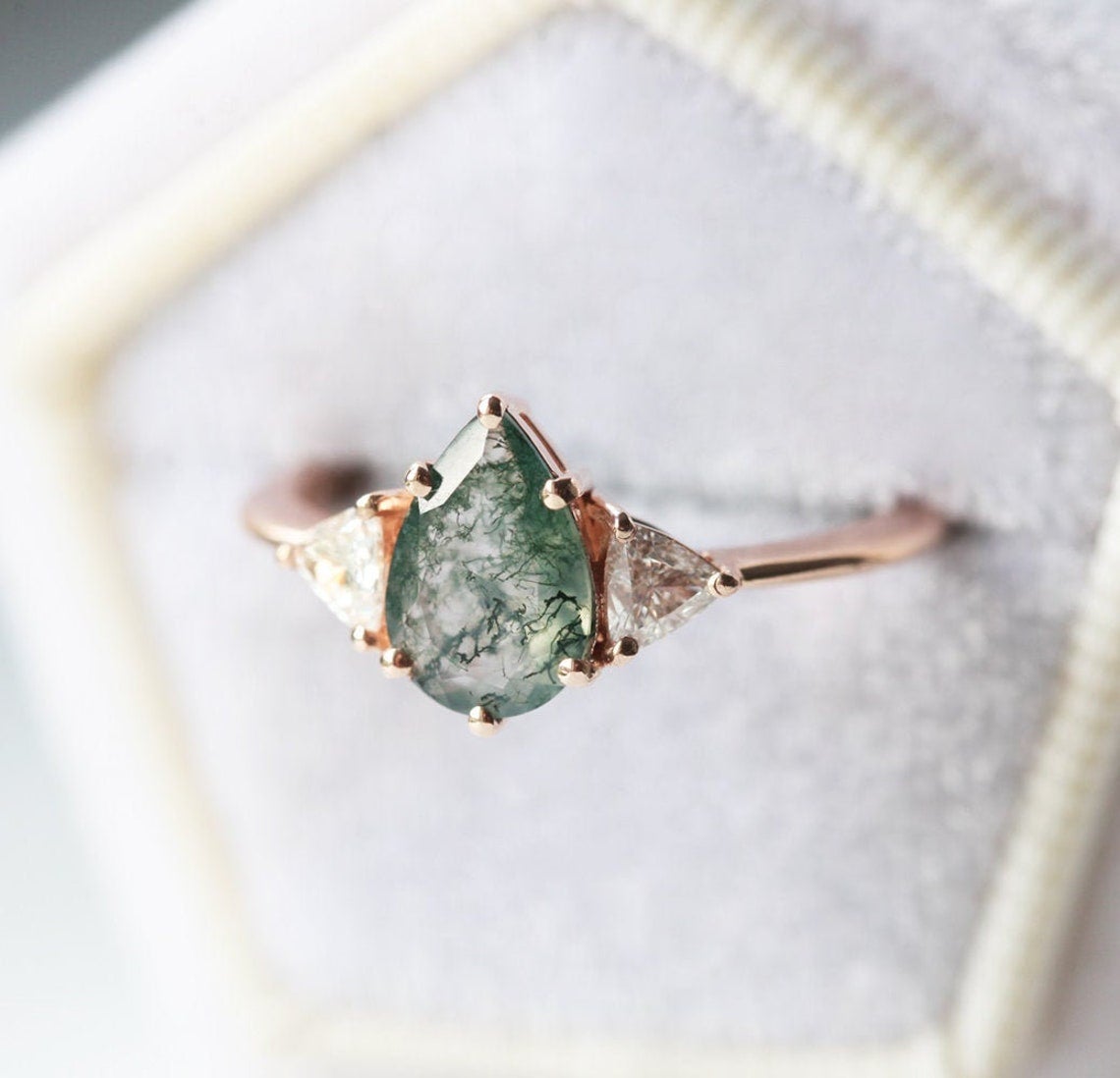 Prsten sa Moss Agate od zelene kruške sa okruglim belim dijamantima