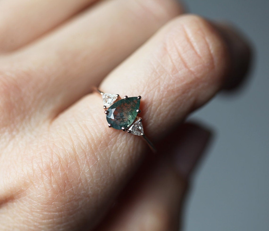 Prsten sa Moss Agate od zelene kruške sa okruglim belim dijamantima