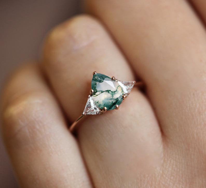 Prsten sa Moss Agate od zelene kruške sa okruglim belim dijamantima