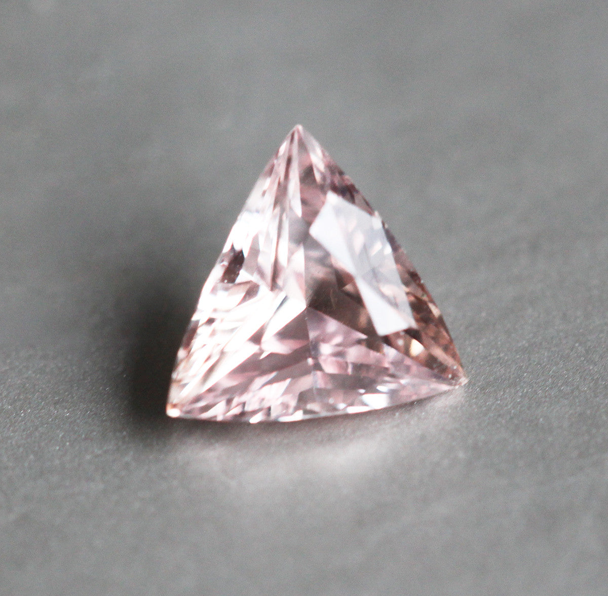 Labavi trougao breskve roze safir