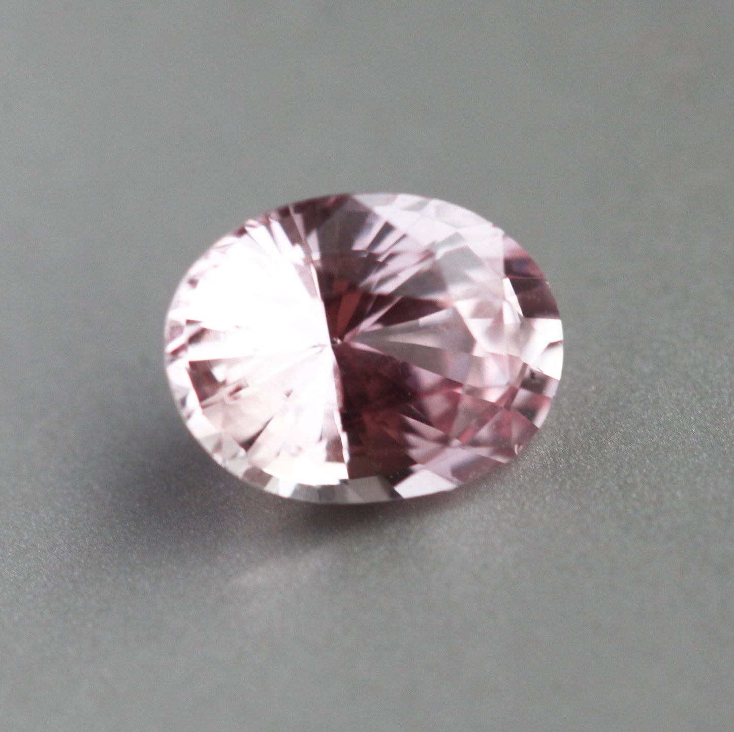 Labavi roze narandžasti safir ovalnog oblika