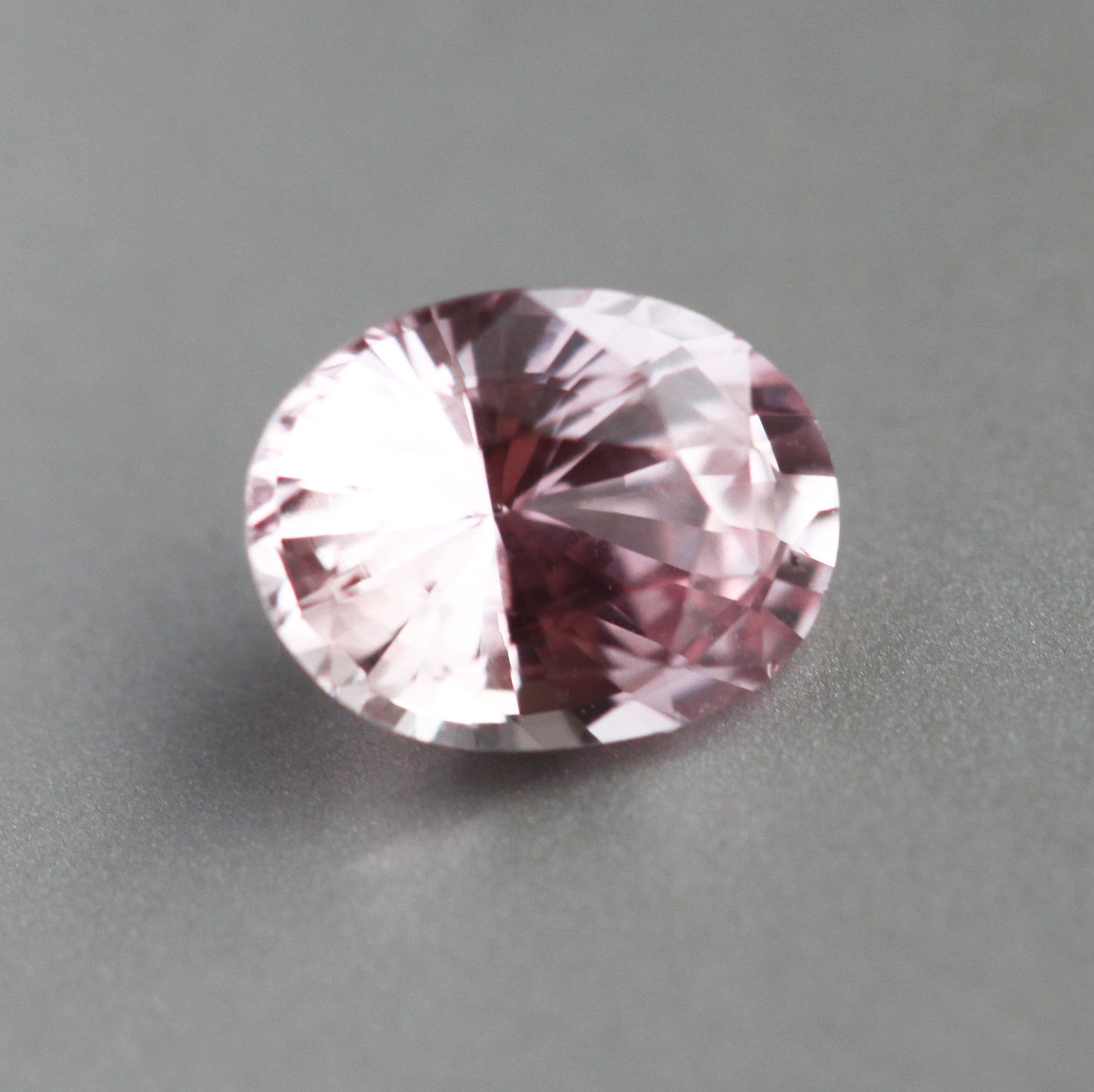 Labavi roze narandžasti safir ovalnog oblika