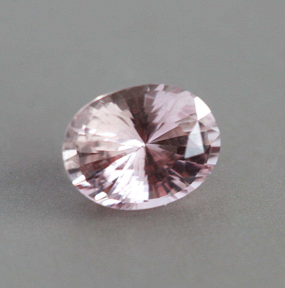 Labavi roze narandžasti safir ovalnog oblika