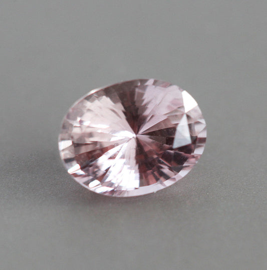 Labavi roze narandžasti safir ovalnog oblika