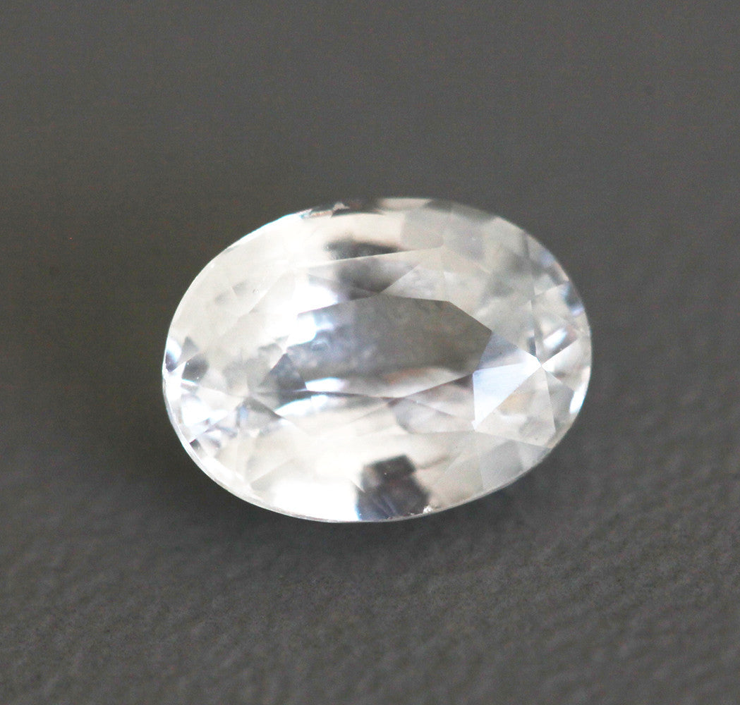 Labavi beli safir ovalnog oblika