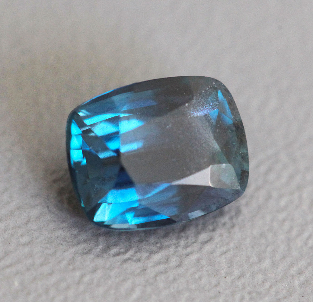 Slobodni tamnoplavi safir