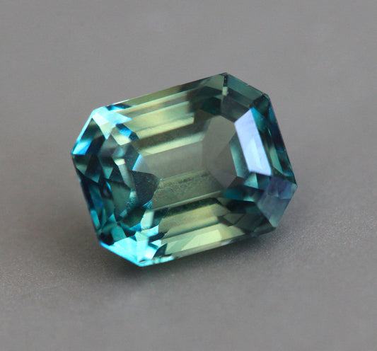 Teal safir u obliku osmougla