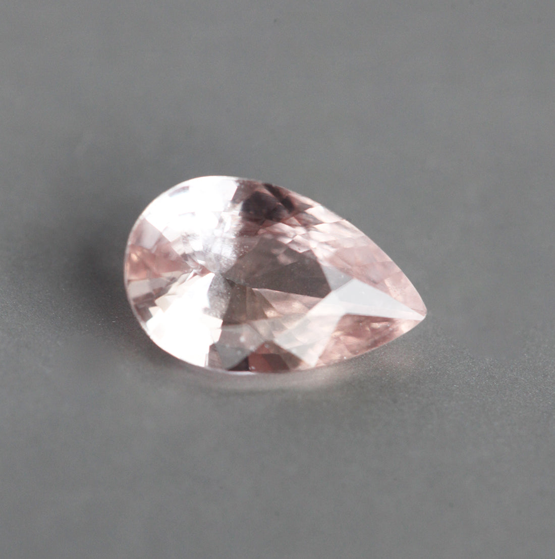 Labavi kruškoliki safir roze breskve