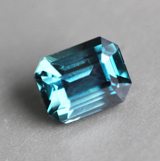Teal safir u obliku osmougla