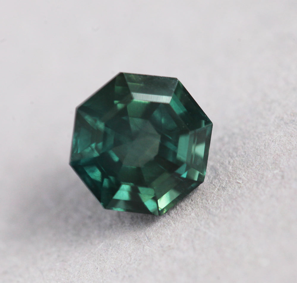 Teal safir u obliku osmougla