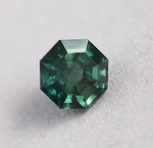 Teal safir u obliku osmougla