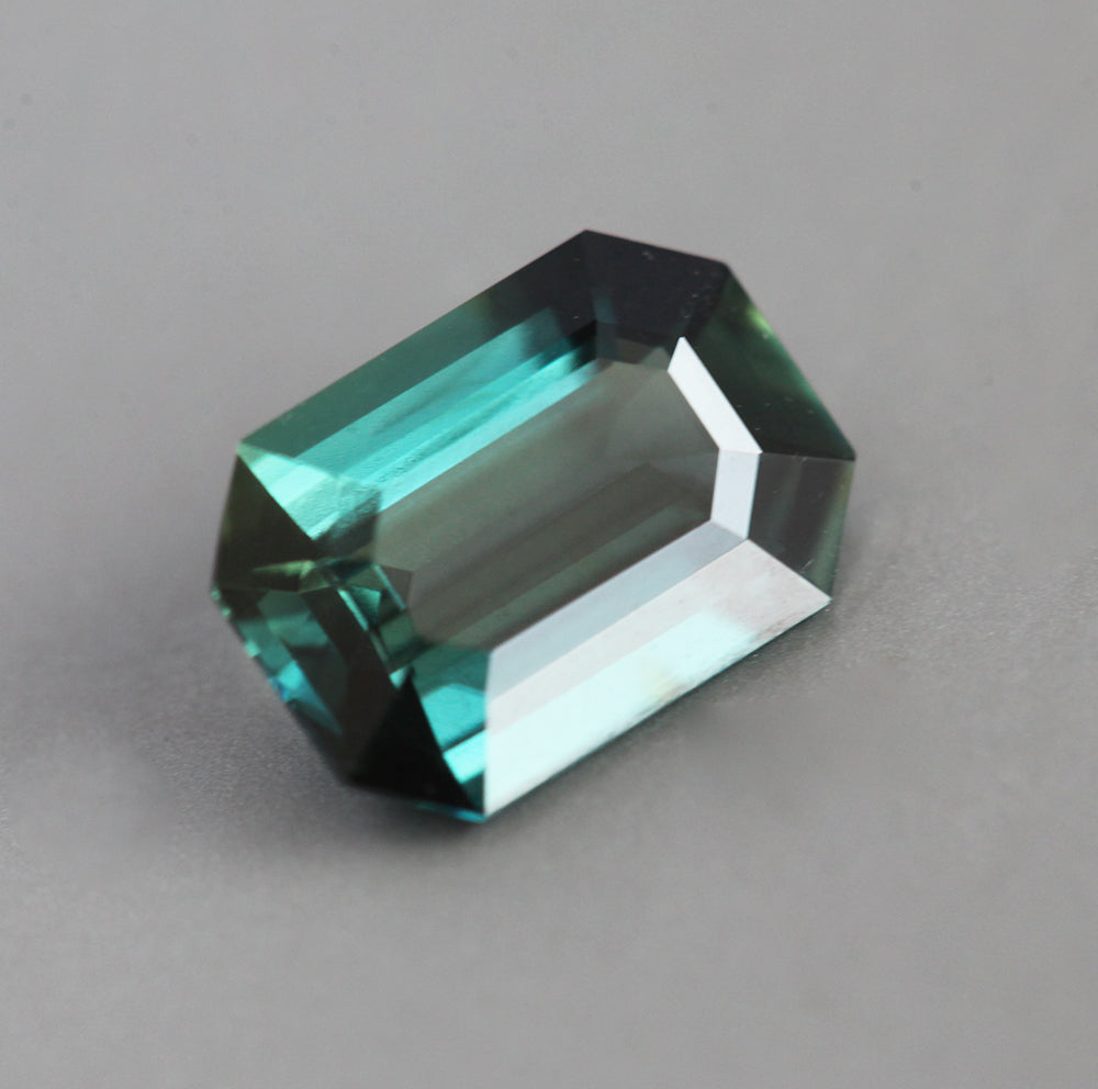Teal safir u obliku osmougla