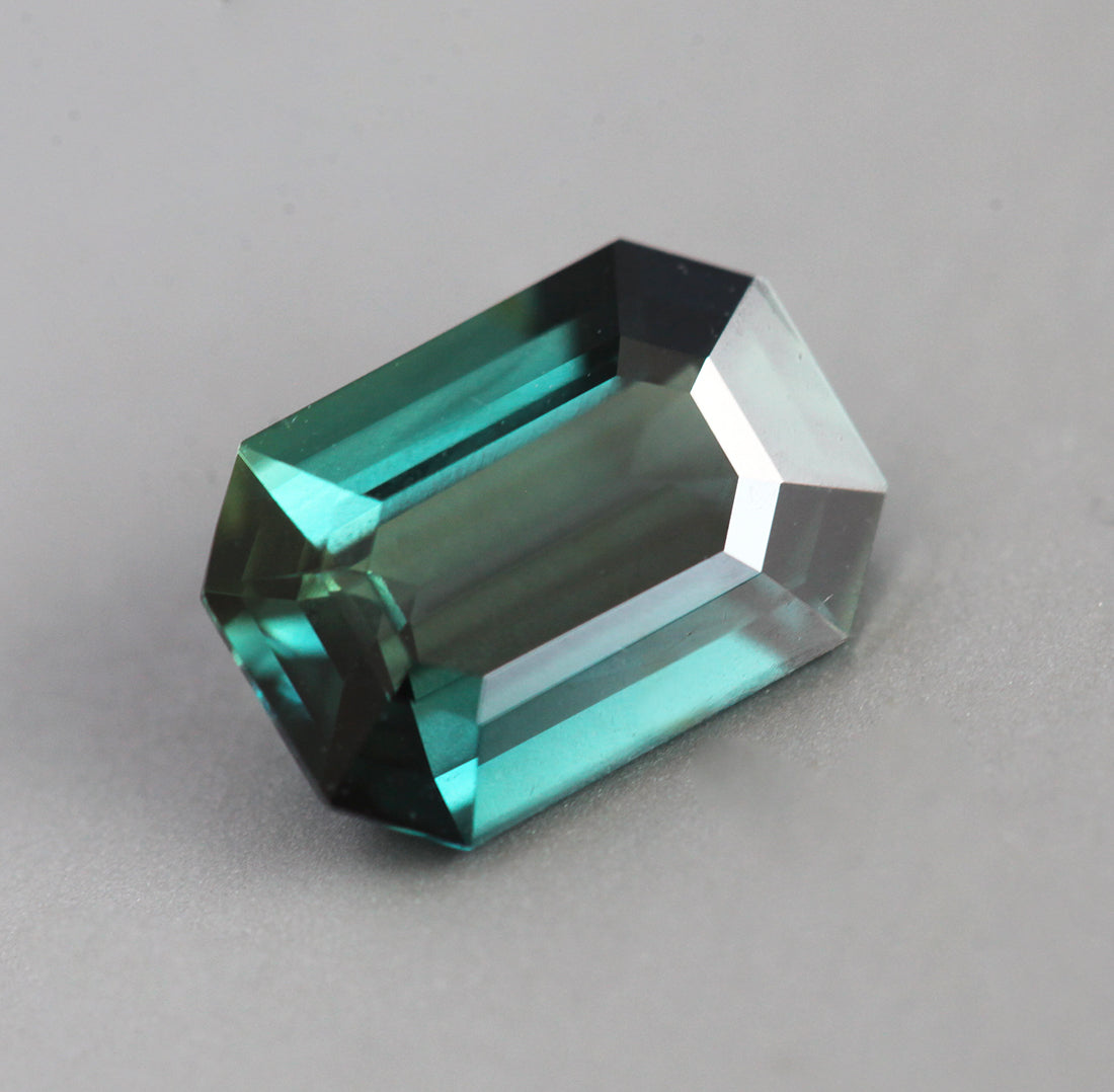 Teal safir u obliku osmougla