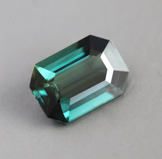 Teal safir u obliku osmougla
