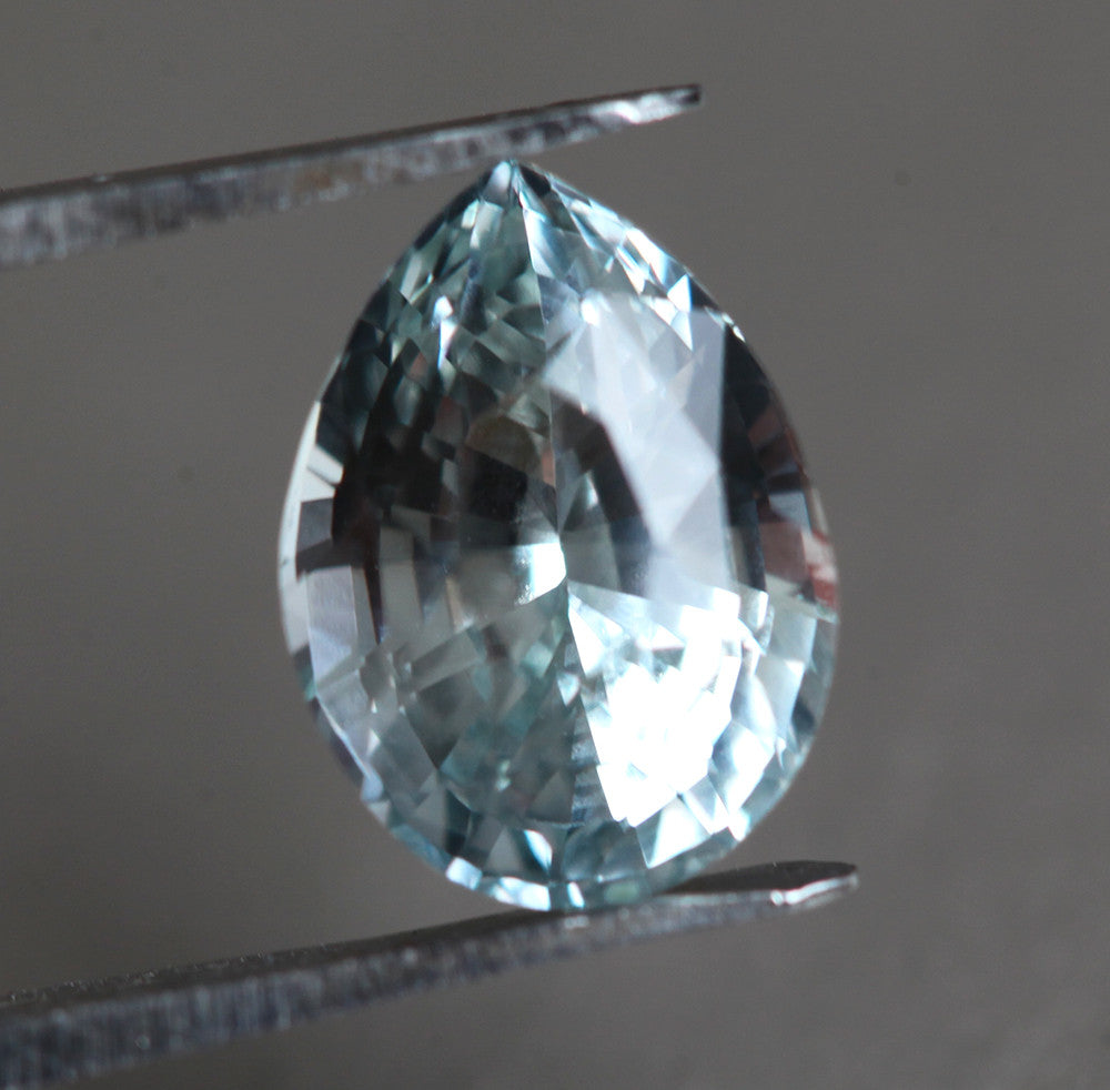Loose kruškoliki menta zeleni safir