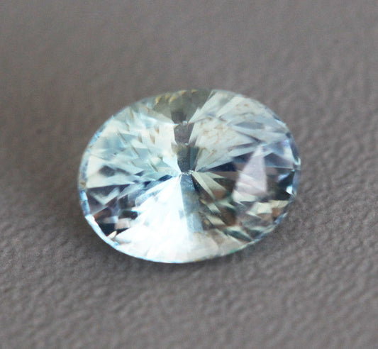 Labavi menta zeleni safir ovalnog oblika