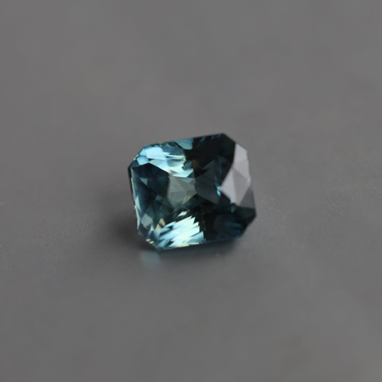 Teal safir u obliku osmougla