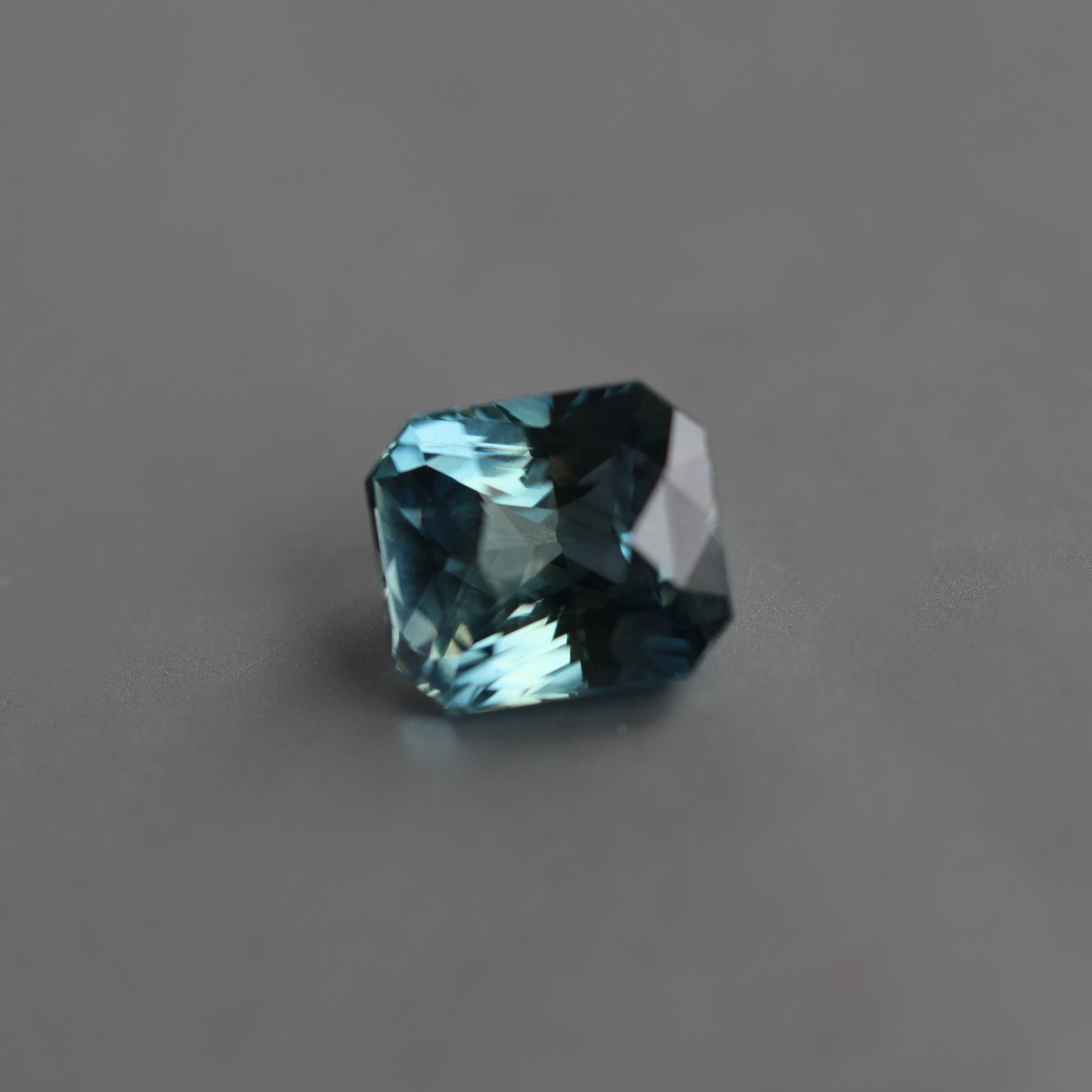 Teal safir u obliku osmougla