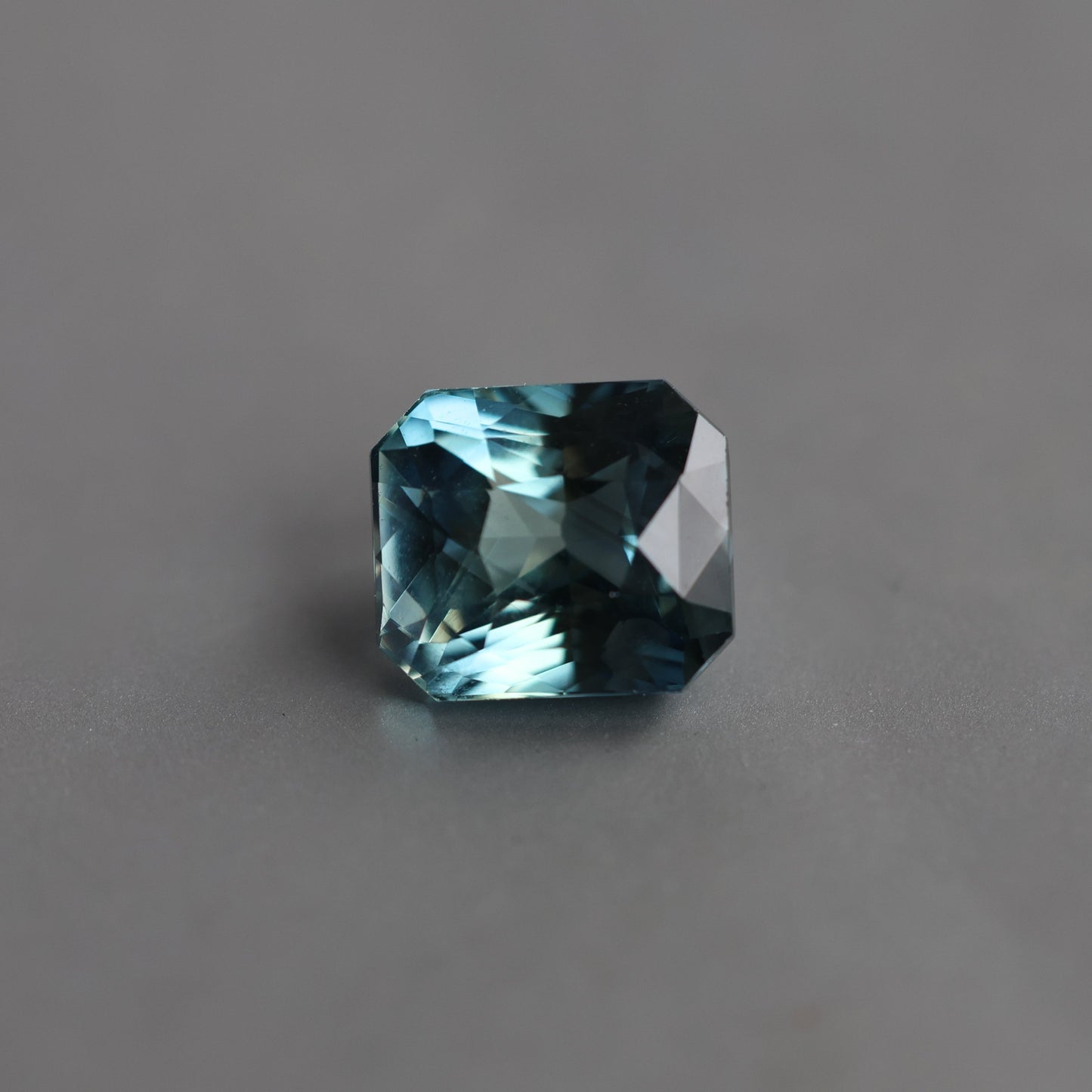 Teal safir u obliku osmougla