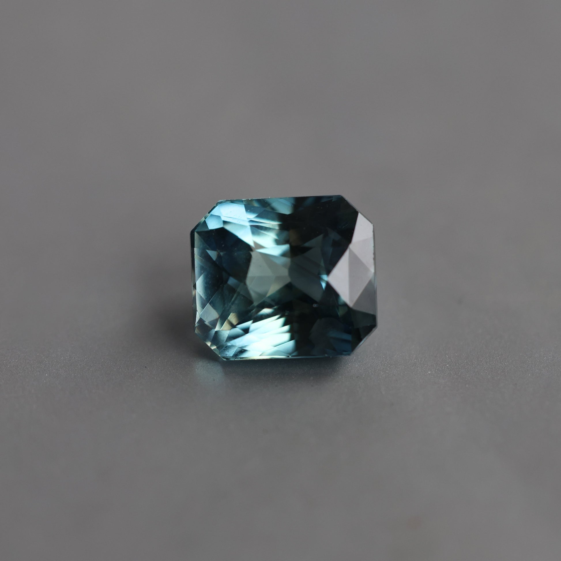 Teal safir u obliku osmougla