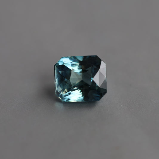 Teal safir u obliku osmougla