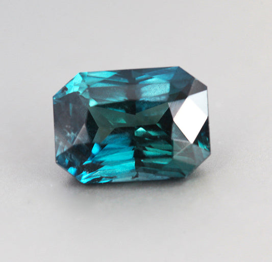 Teal safir u obliku osmougla