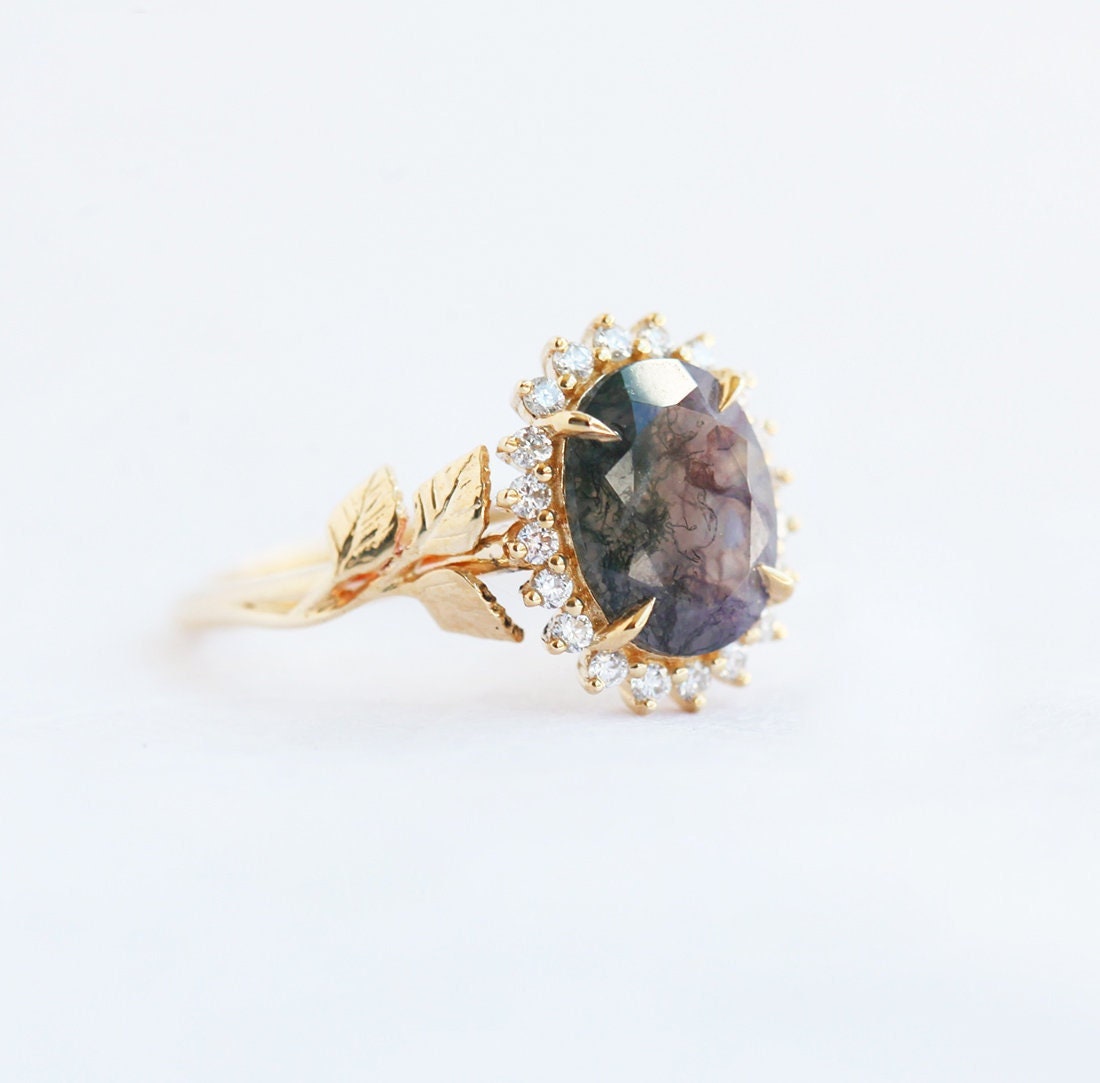 Ovalni prsten od Moss Agate sa bočnim okruglim dijamantima koji formiraju oreol