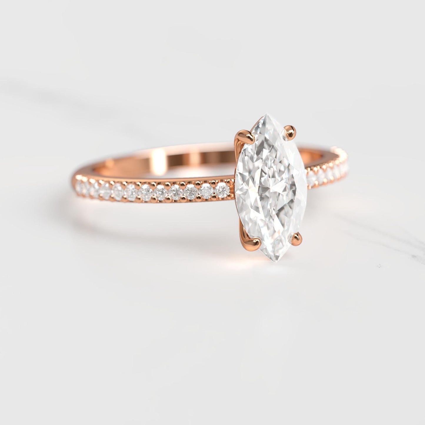 Dijamantski prsten marke Markuise half pave Solitaire