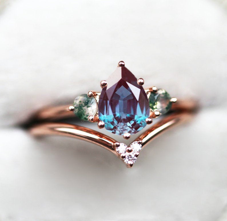 Aleksandritski prsten od tile kruške sa 2 bočna okrugla kamena Moss Agate