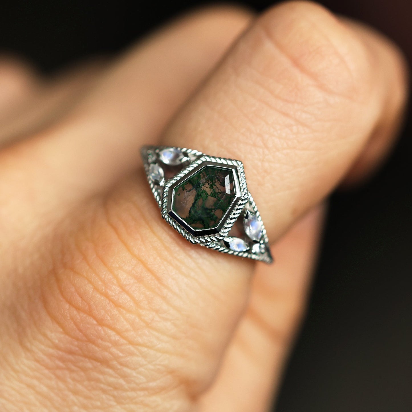 Verenički prsten od Moss Agate sa mesečevim kamenjem - Capucinne