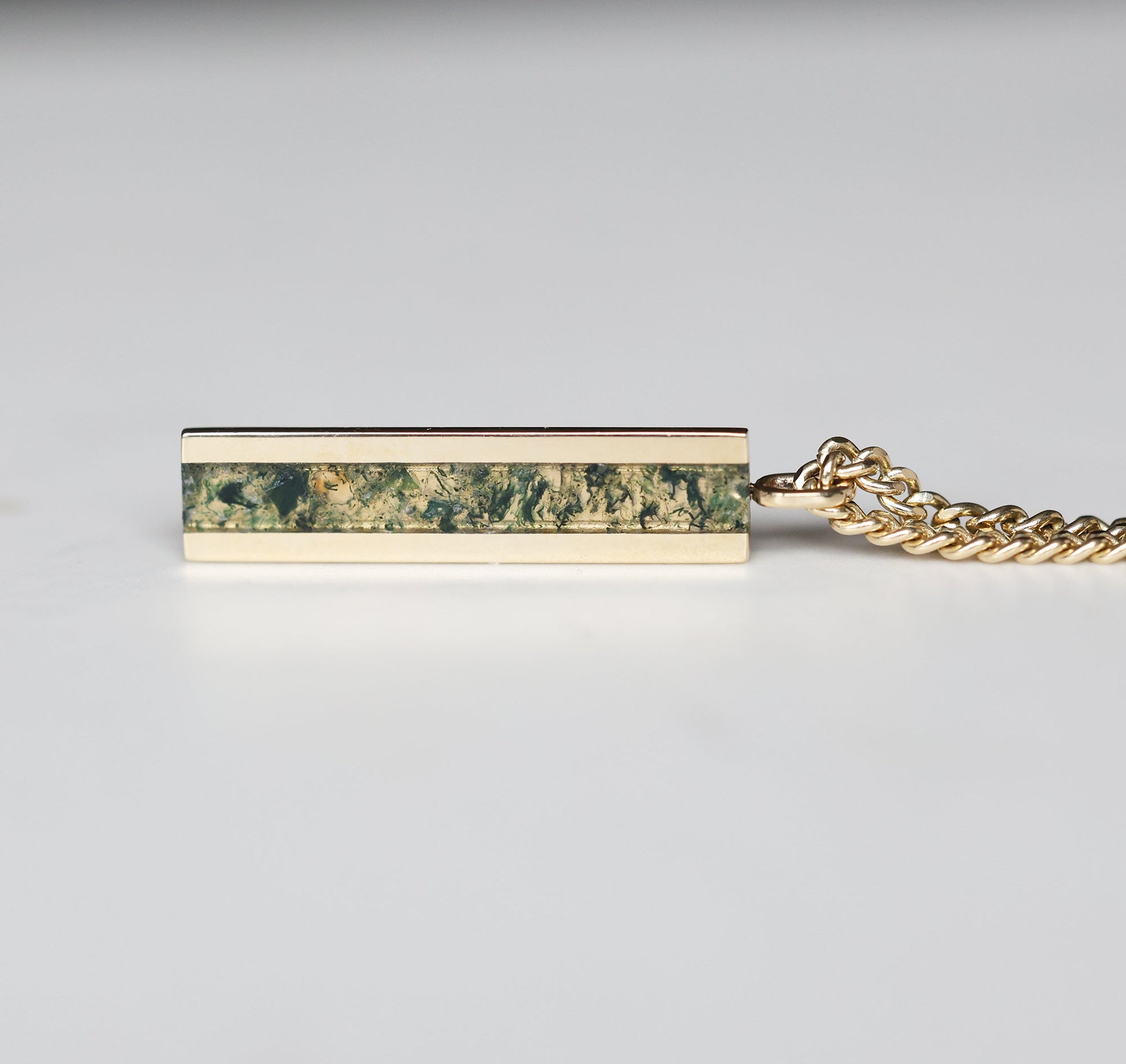 Muška bar ogrlica sa elegantnim priveskom od 14K zlata sa umetkom od Moss Agate, koji prikazuje prirodne zelene i zemljane šare na čvrstom lancu.