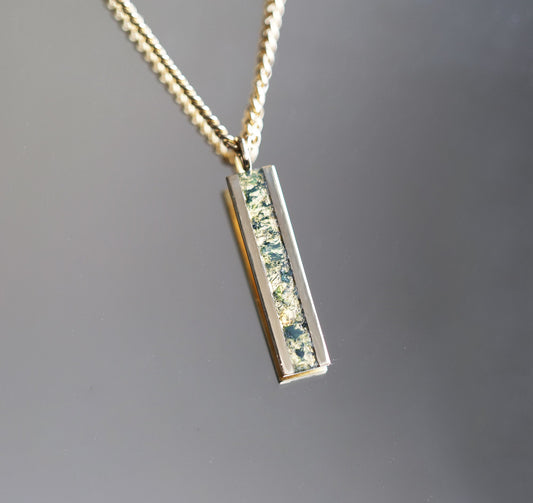 Muška bar ogrlica sa elegantnim priveskom od 14K zlata sa umetkom od Moss Agate, koji prikazuje prirodne zelene i zemljane šare na čvrstom lancu.