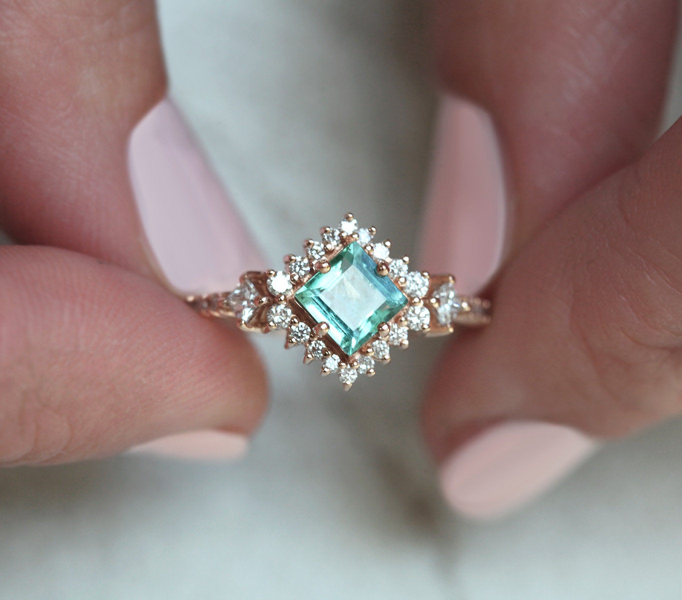Turmalinski prsten Paraiba Princess Cut sa bočnim Princess cut i okruglim belim dijamantima