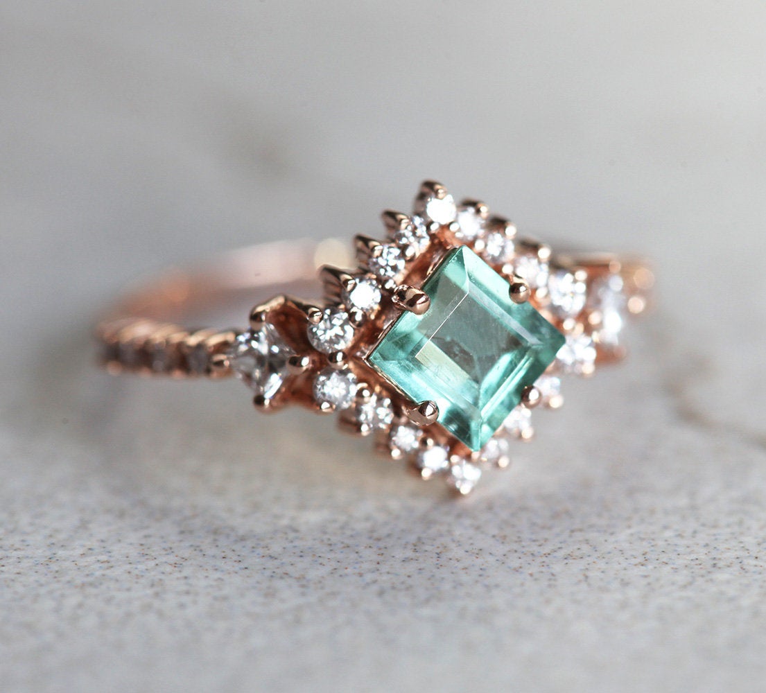Turmalinski prsten Paraiba Princess Cut sa bočnim Princess cut i okruglim belim dijamantima