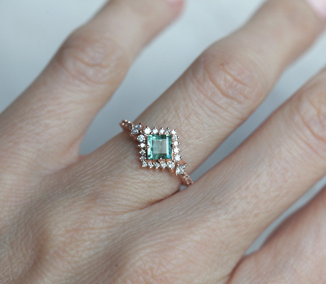 Turmalinski prsten Paraiba Princess Cut sa bočnim Princess cut i okruglim belim dijamantima