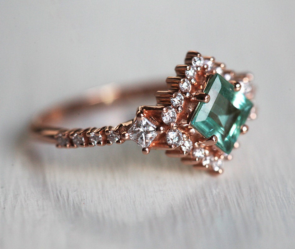 Turmalinski prsten Paraiba Princess Cut sa bočnim Princess cut i okruglim belim dijamantima