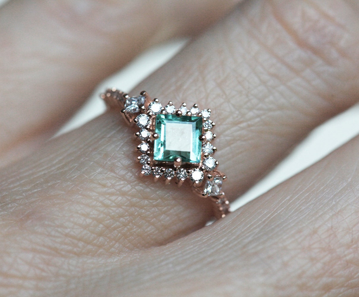 Turmalinski prsten Paraiba Princess Cut sa bočnim Princess cut i okruglim belim dijamantima