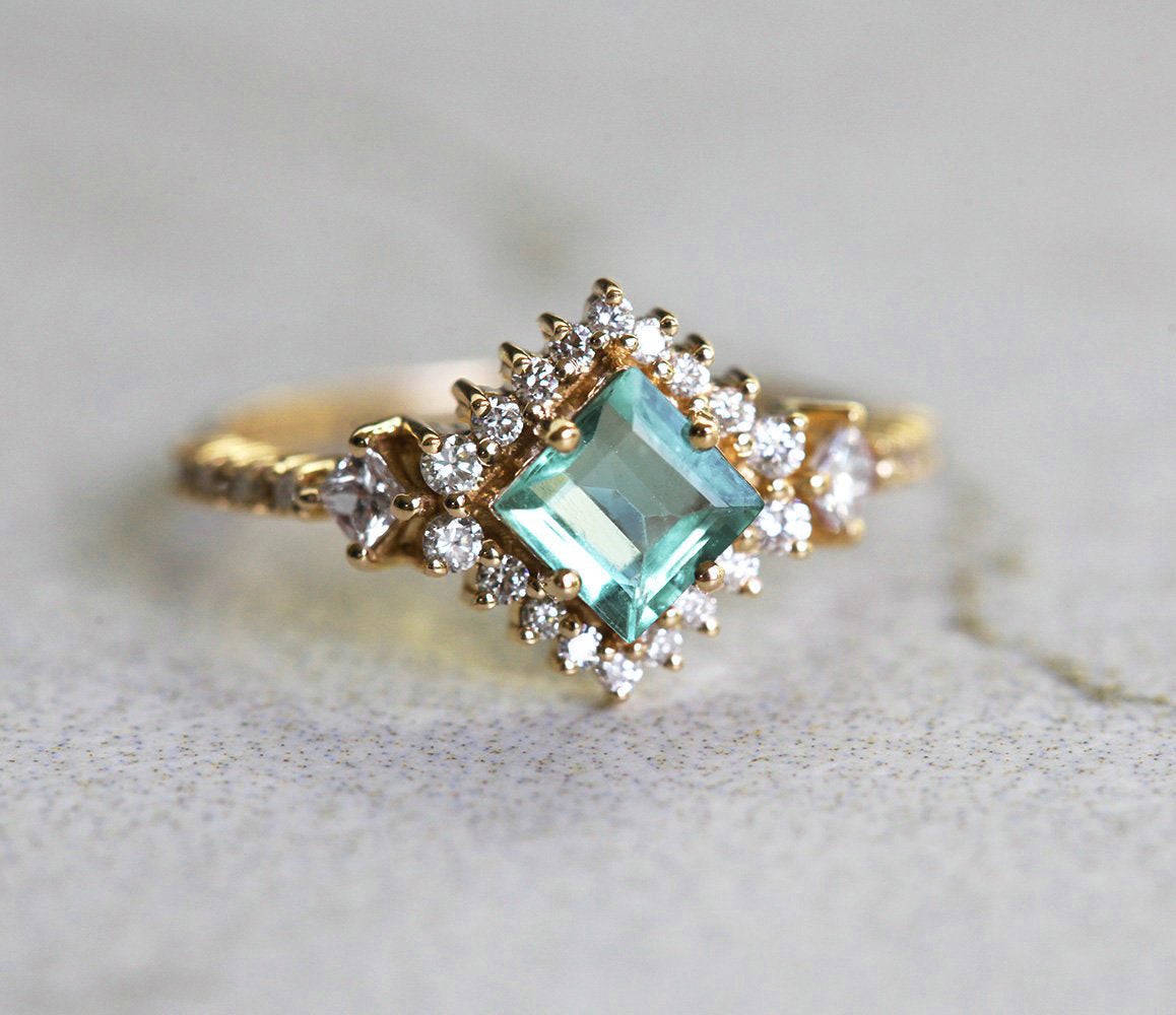 Turmalinski prsten Paraiba Princess Cut sa bočnim Princess cut i okruglim belim dijamantima