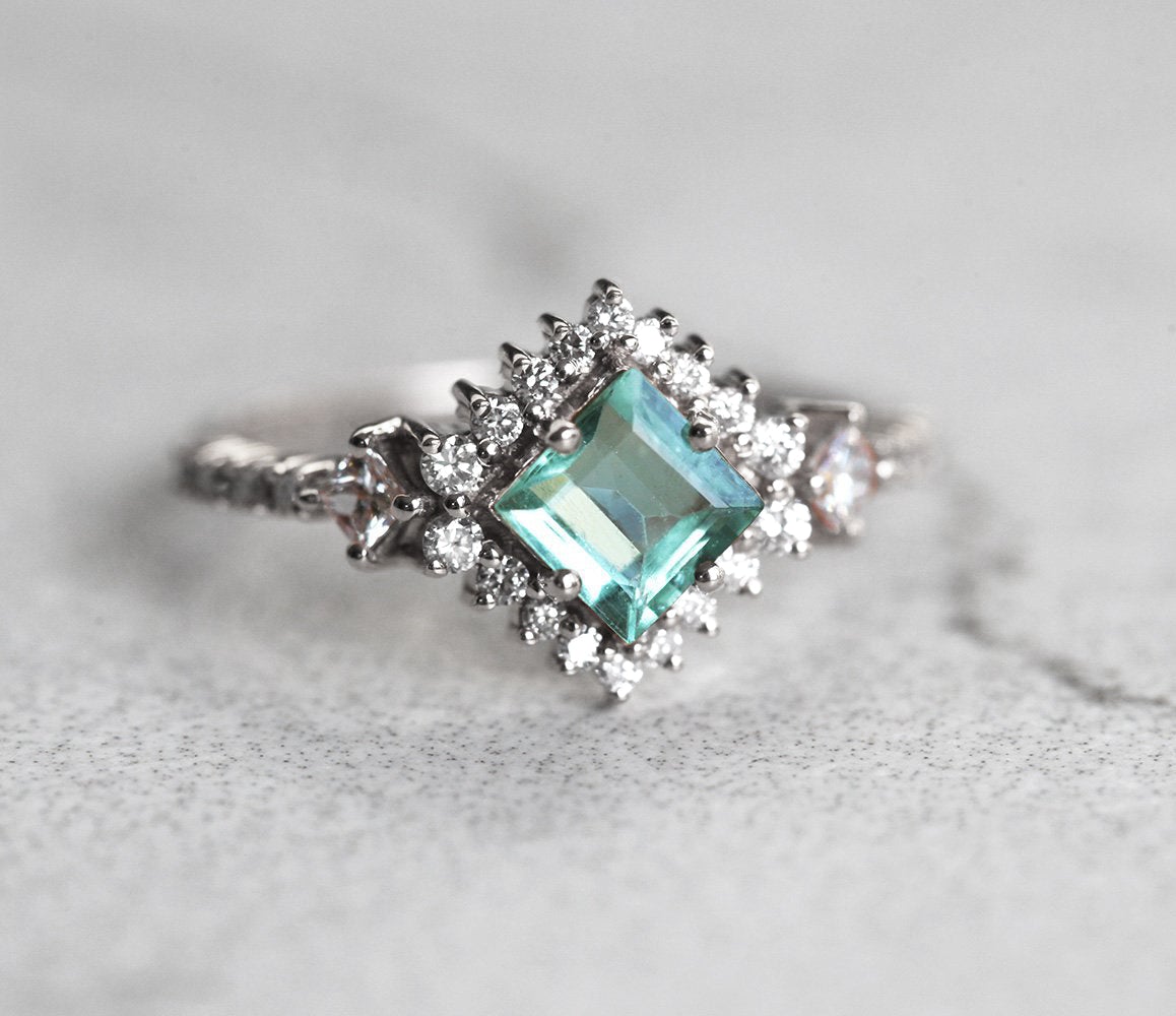 Turmalinski prsten Paraiba Princess Cut sa bočnim Princess cut i okruglim belim dijamantima