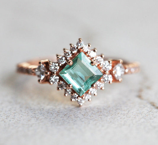 Turmalinski prsten Paraiba Princess Cut sa bočnim Princess cut i okruglim belim dijamantima