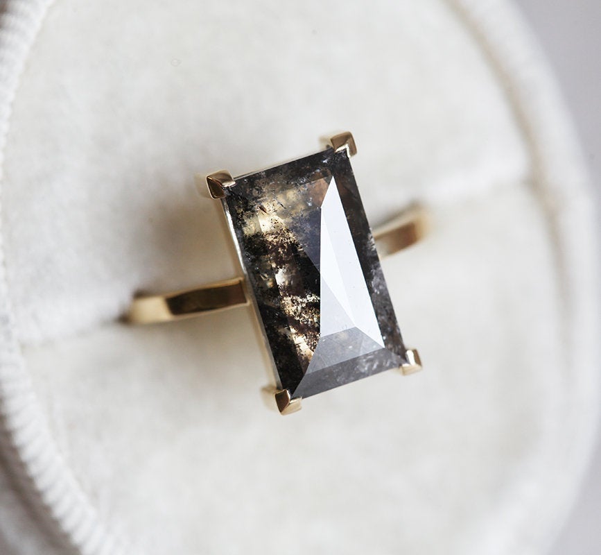 Norna Veliki sivi Baguette Cut Diamond Solitaire Prsten-Capucinne