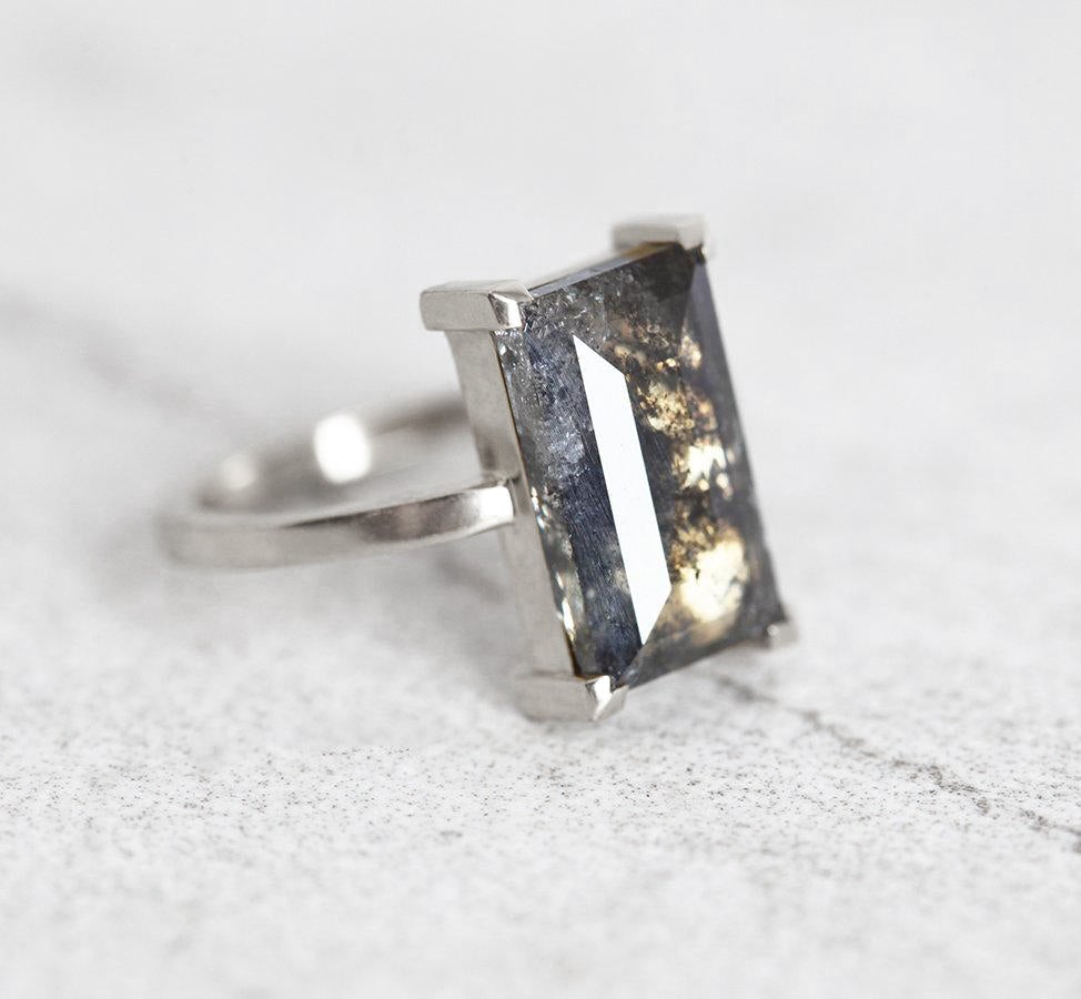 Norna Veliki sivi Baguette Cut Diamond Solitaire Prsten-Capucinne