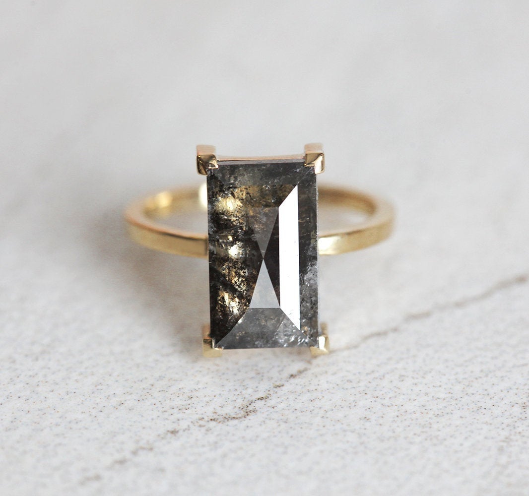 Norna Veliki sivi Baguette Cut Diamond Solitaire Prsten-Capucinne