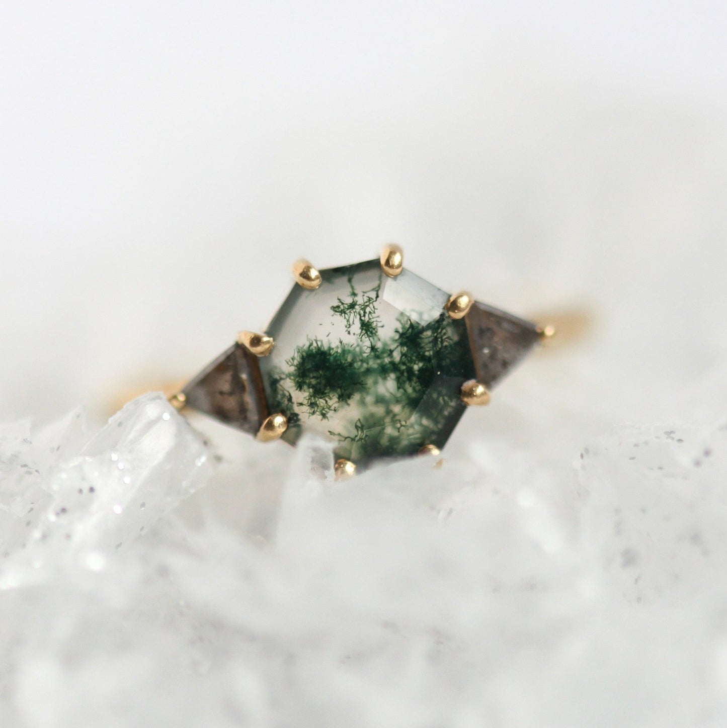 Osmougaoni prsten sa Moss Agate sa naglašenim dijamantima od soli i bibera