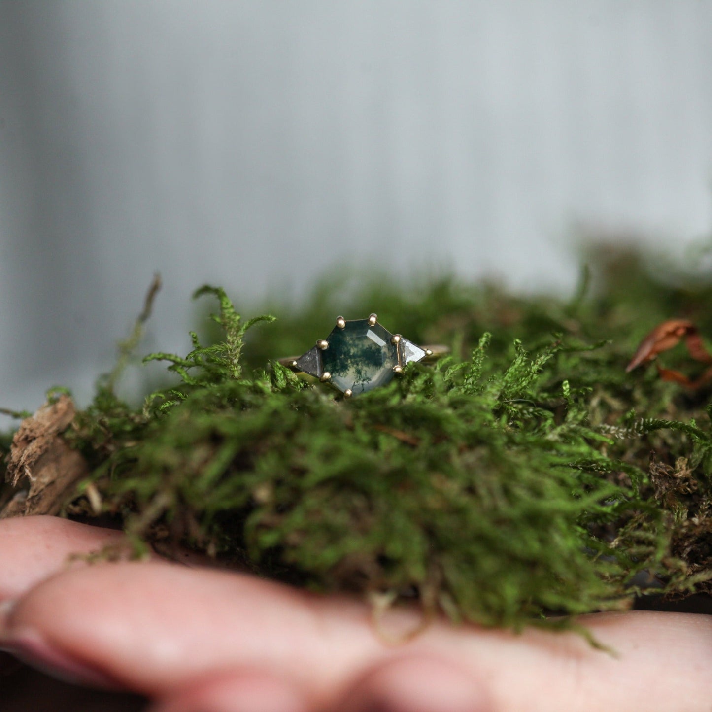 Osmougaoni prsten Moss Agate sa dijamantima od soli i bibera na mahovinom polju