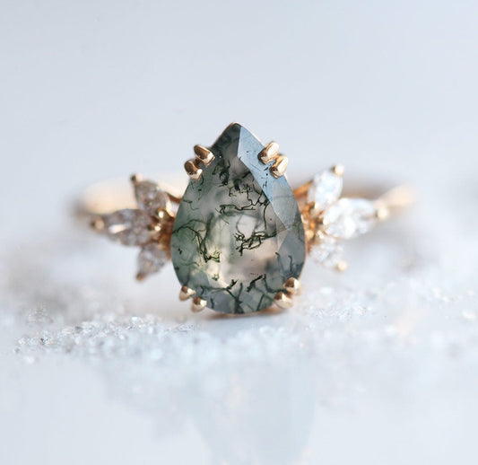 Prsten Pear Moss Agate sa belim dijamantima sa strane markiz
